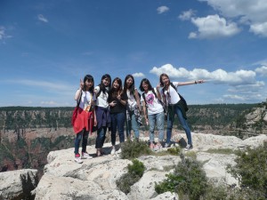 現地19日目(8月29日) 旅行2日目は州境を南に越え、あまりにも有名なグランドキャニオン へ。天候に恵まれ、一日ゆっくり景色を楽しむ(冬は閉ざされる渓谷北 側のNorth Rimにて)。 (参照)http://www.nps.gov/grca