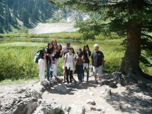 現地9日目(8月19日) Lake Solitude 冬はスキー場のこの湖へハイキング。前日の博物館と 同様に英語の授業の一環で、感想文を書き、翌日のディスカッションの 話題となる。