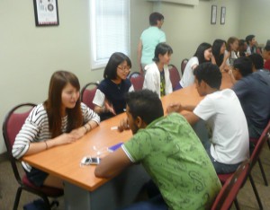 現地7日目(8月17日) Speed Dating Activity サウジアラビアからの学生と合コン(?) 3分で座席が次々と変わる。自己紹介等自由に英語でしゃべる練習。