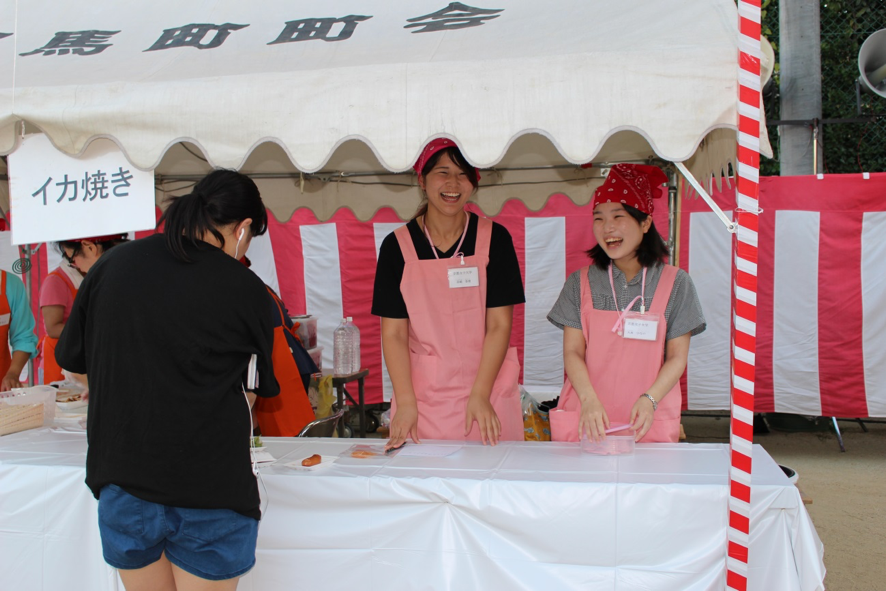 イカ焼き担当の3回生岩崎香理さん、大西ひなのさん