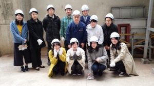 ヘルメット着用で見学